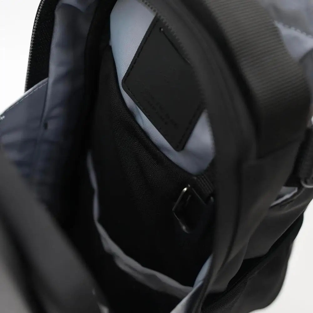 Never leave your bag on the dirty gym floor again: The Magnetic Bag keeps your belongings always by your side!